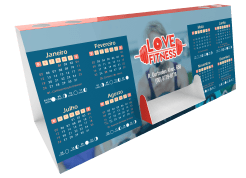 calendário de mesa com porta cartões e canetas